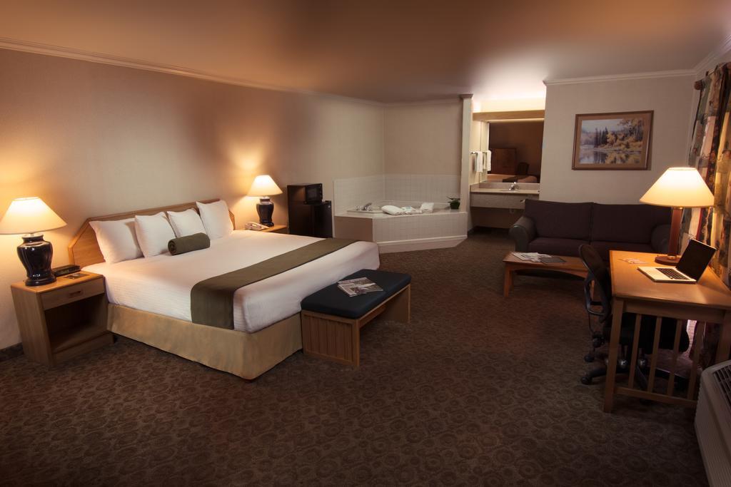The Redwood Riverwalk, A Boutique Hotel Fortuna Exterior photo